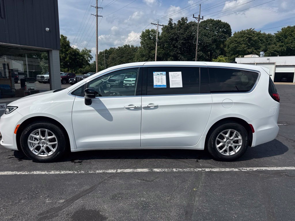 Used 2024 Chrysler Pacifica Touring-L FWD image 5