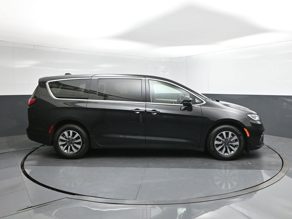 Used 2023 Chrysler Pacifica Touring-L image 26