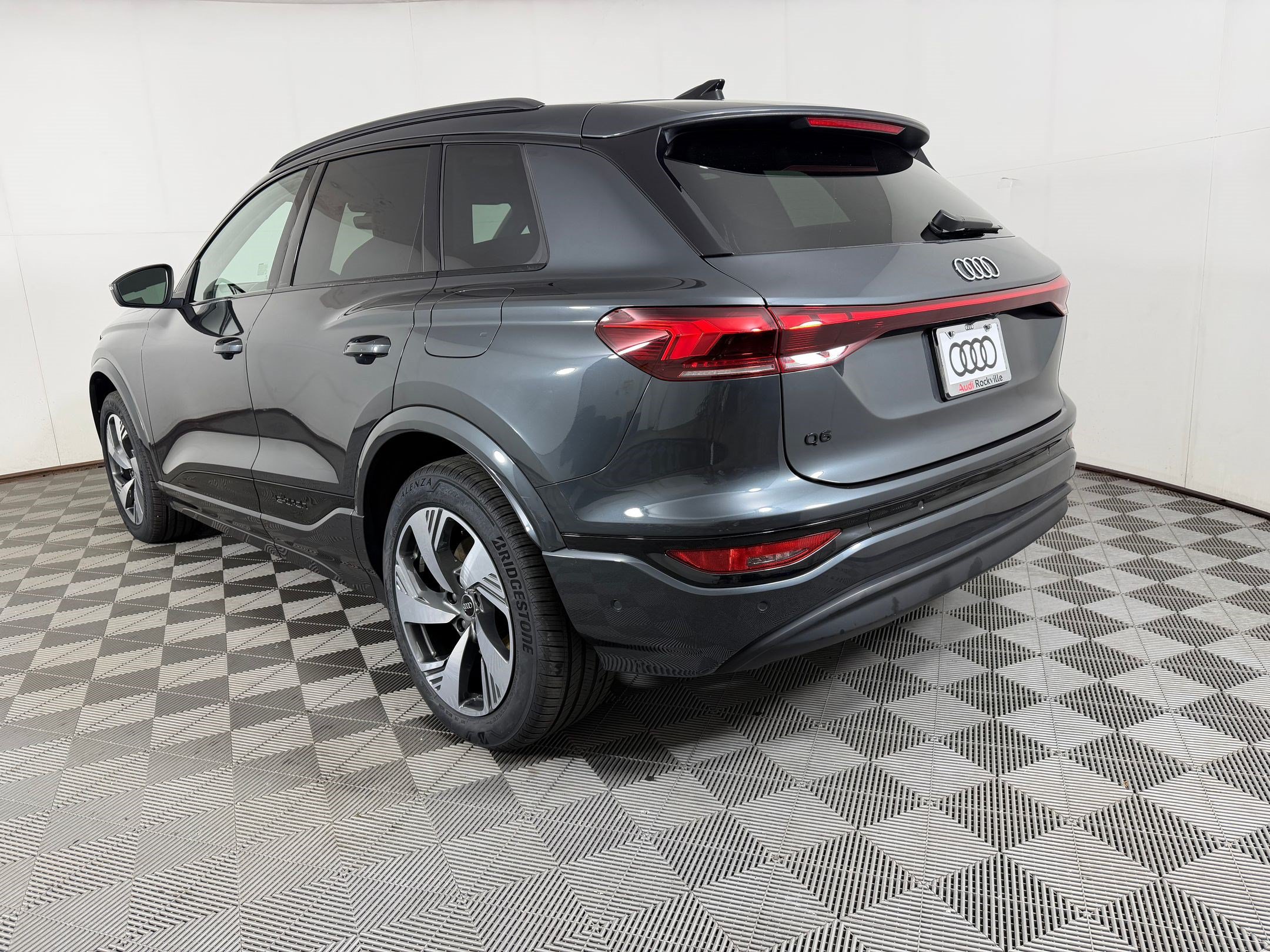 Used 2025 Audi Q6 e-tron Premium Plus w/ Premium Plus AWD/4WD image 3