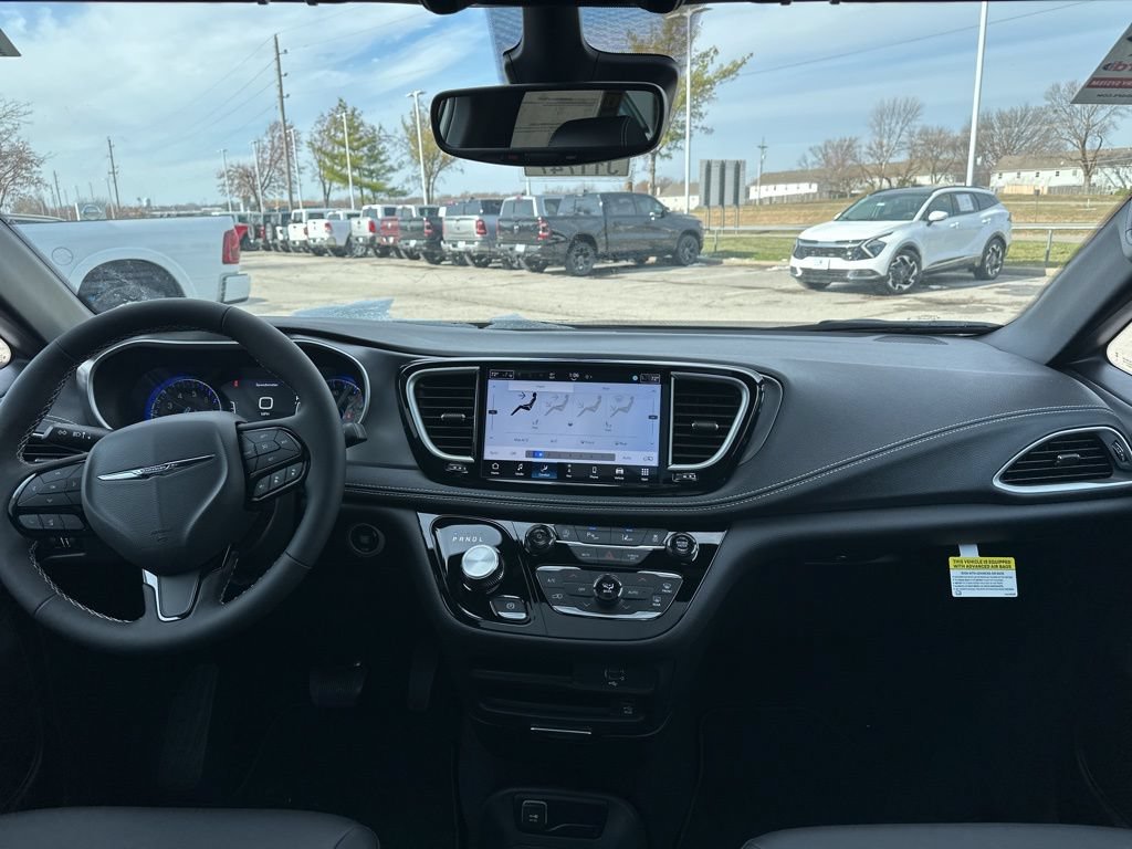 New 2026 Chrysler Pacifica Select AWD/4WD image 3