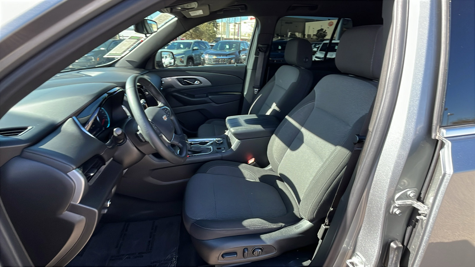 Used 2023 Chevrolet Traverse LT image 10