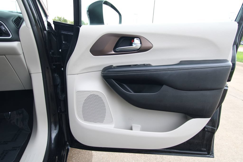 Used 2022 Chrysler Voyager LX FWD image 38