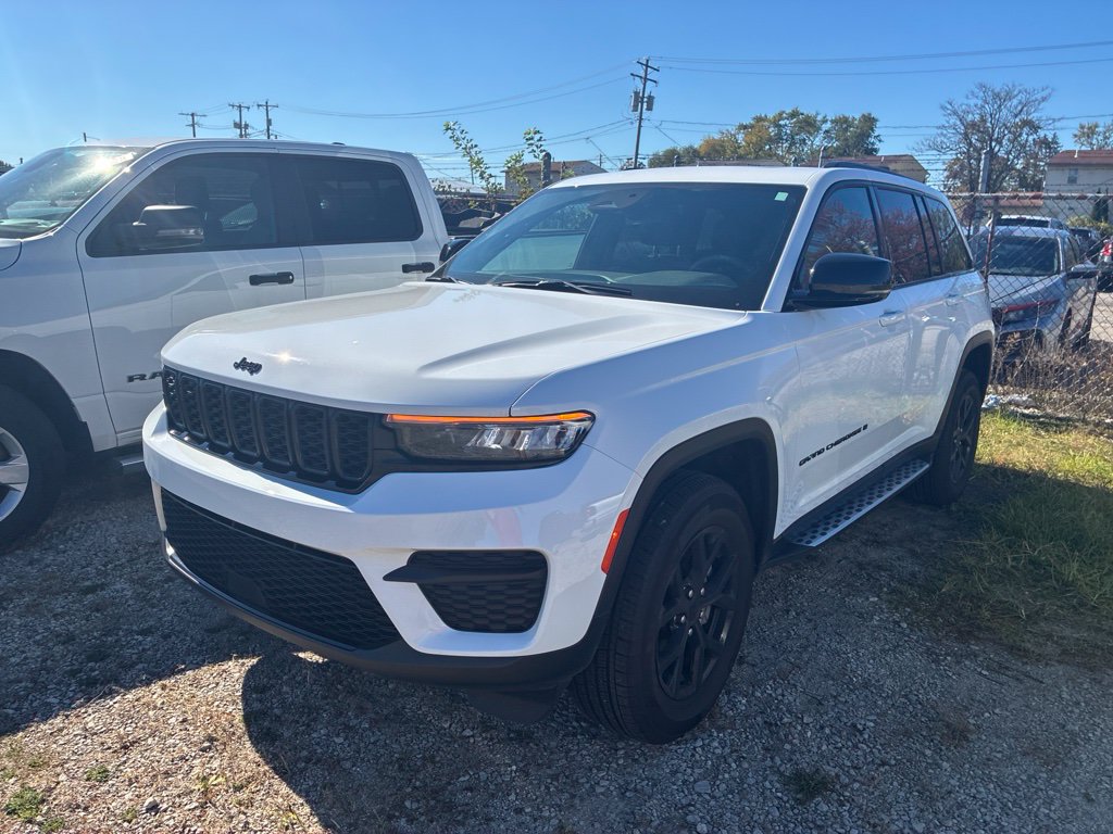 Certified 2025 Jeep Grand Cherokee Altitude AWD/4WD image 3