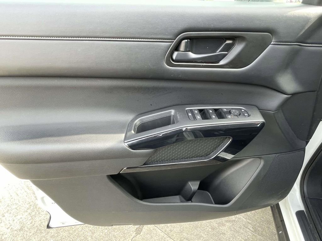 Used 2024 Nissan Pathfinder S image 16