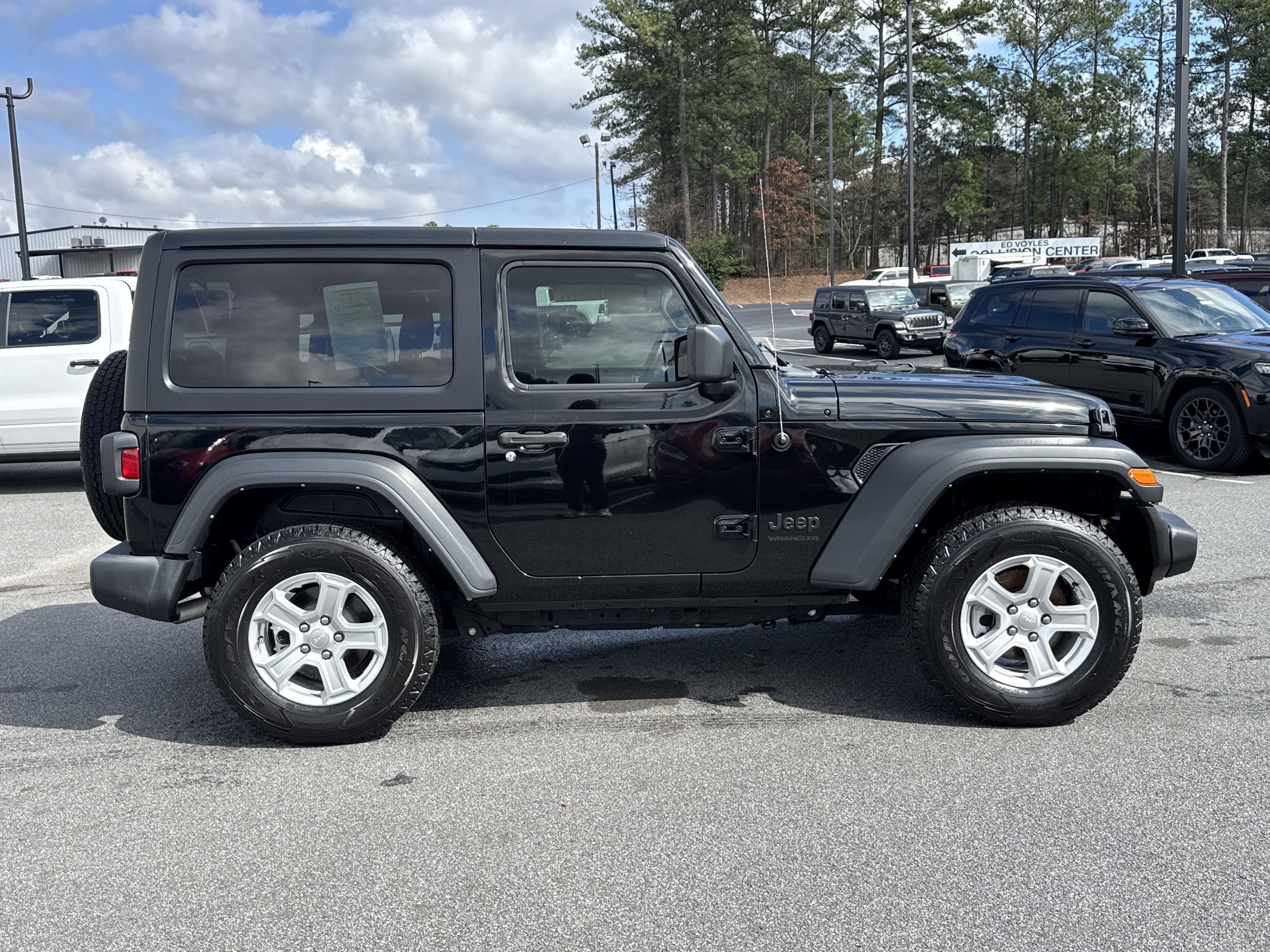 Used 2022 Jeep Wrangler Sport S image 3