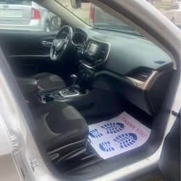 Used 2016 Jeep Cherokee Sport image 4