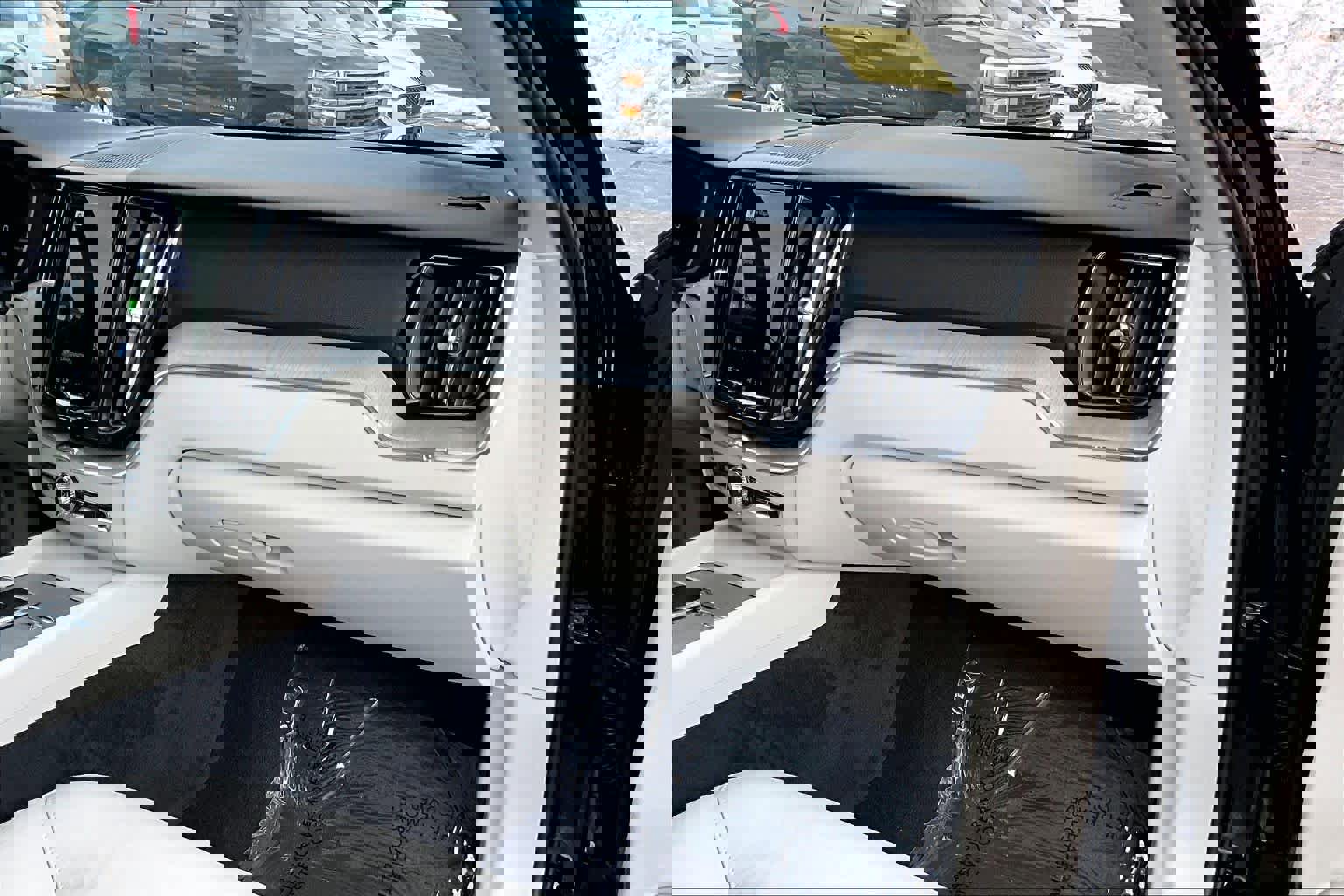 Certified 2023 Volvo XC60 B5 Plus w/ Protection Package Premier image 18