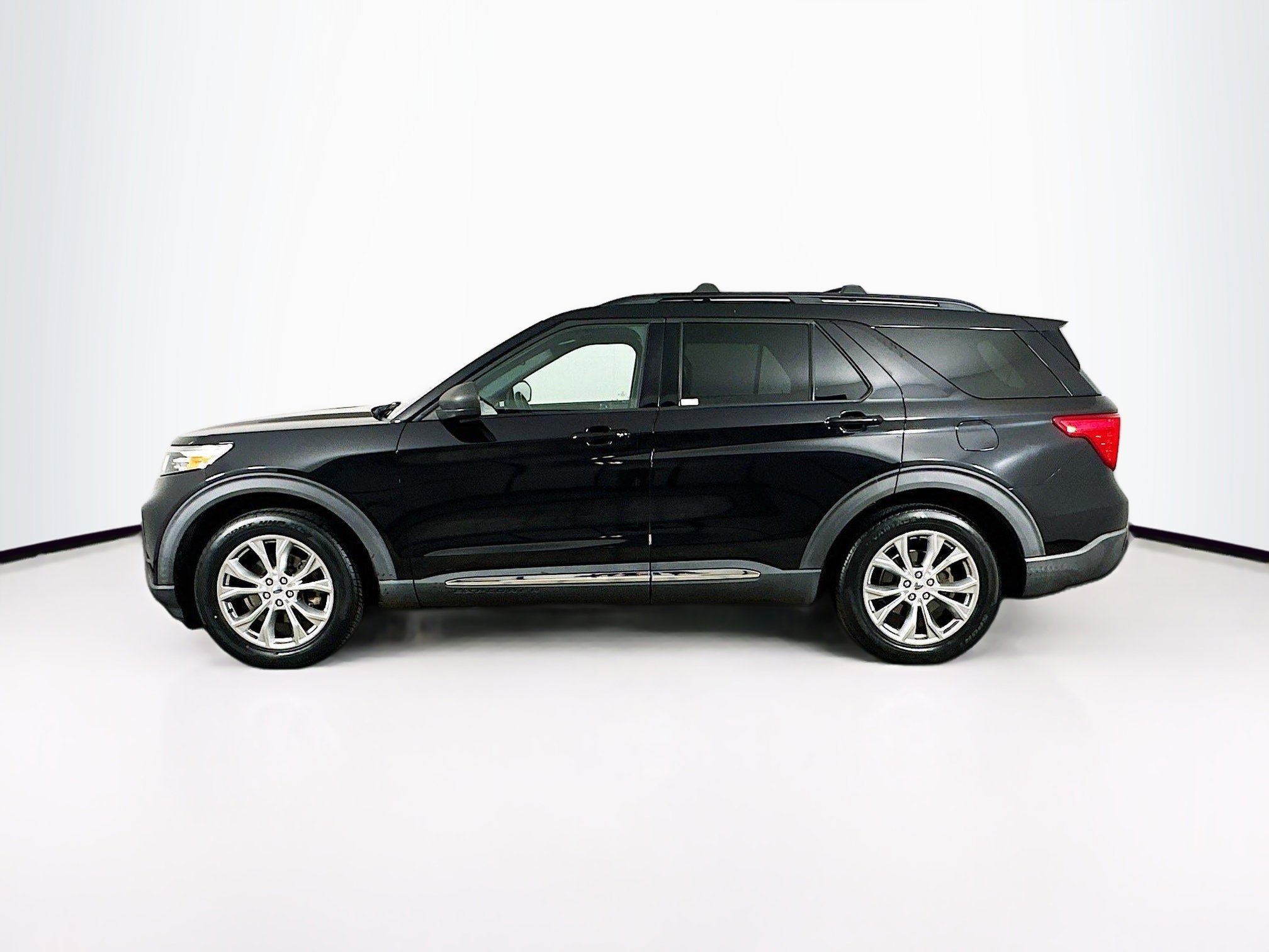 Used 2020 Ford Explorer XLT w/ Equipment Group 202A RWD image 4