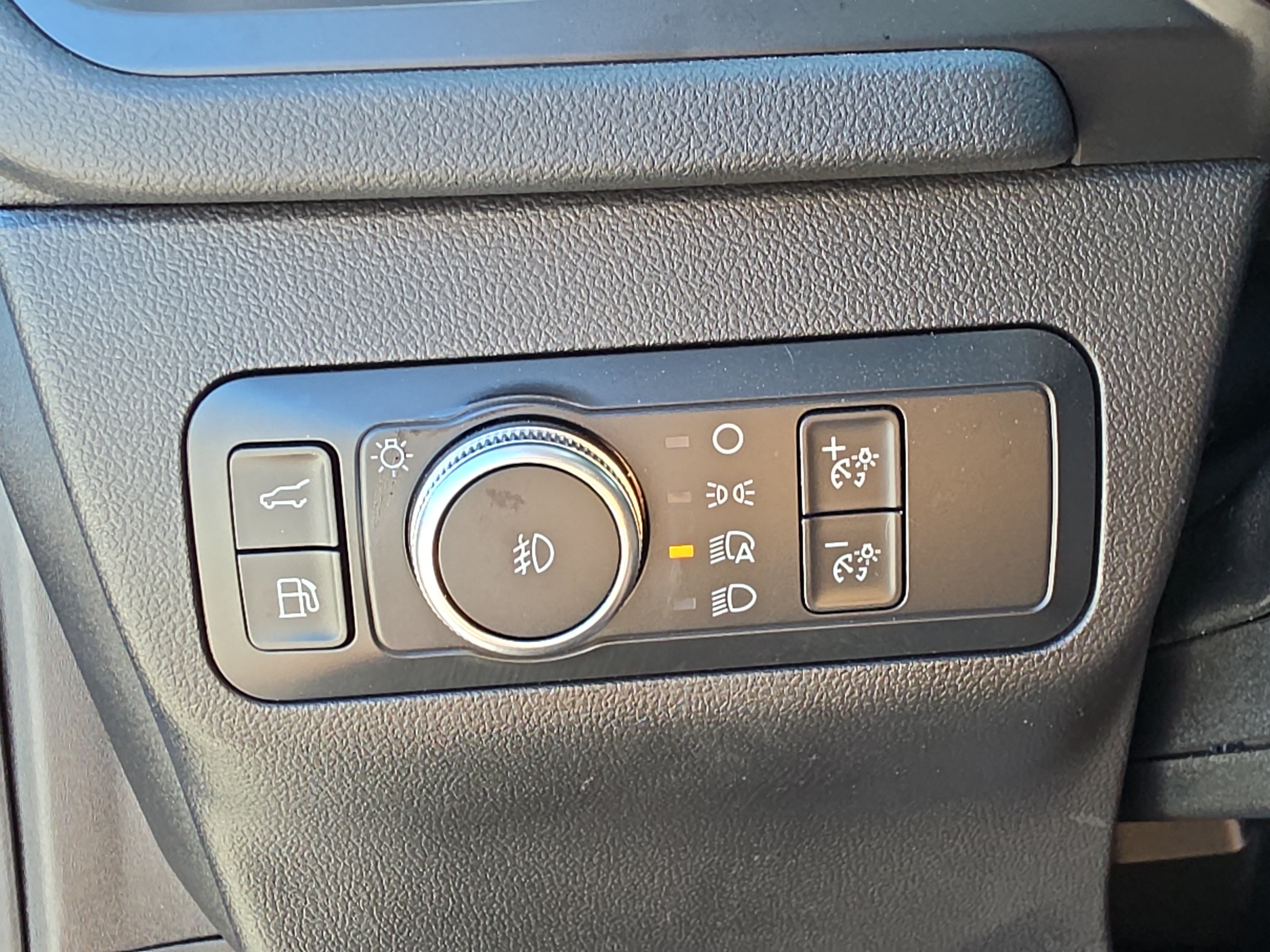 Used 2020 Ford Escape Titanium FWD image 29