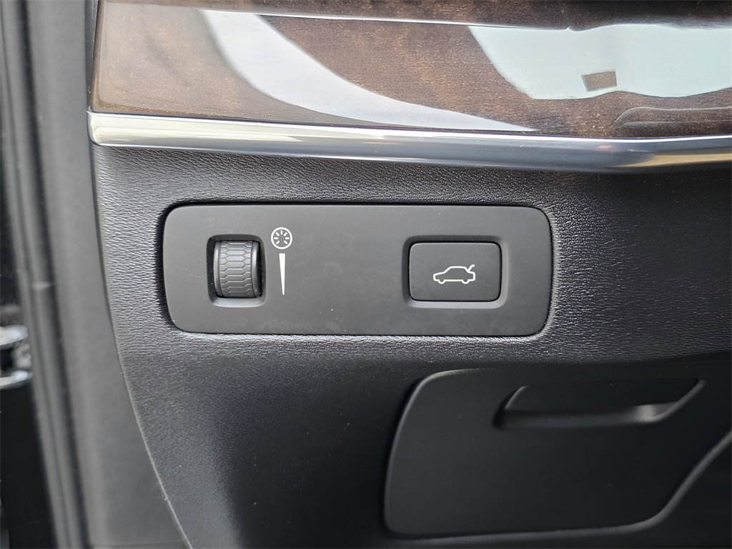 Used 2016 Volvo XC90 T6 Momentum image 28