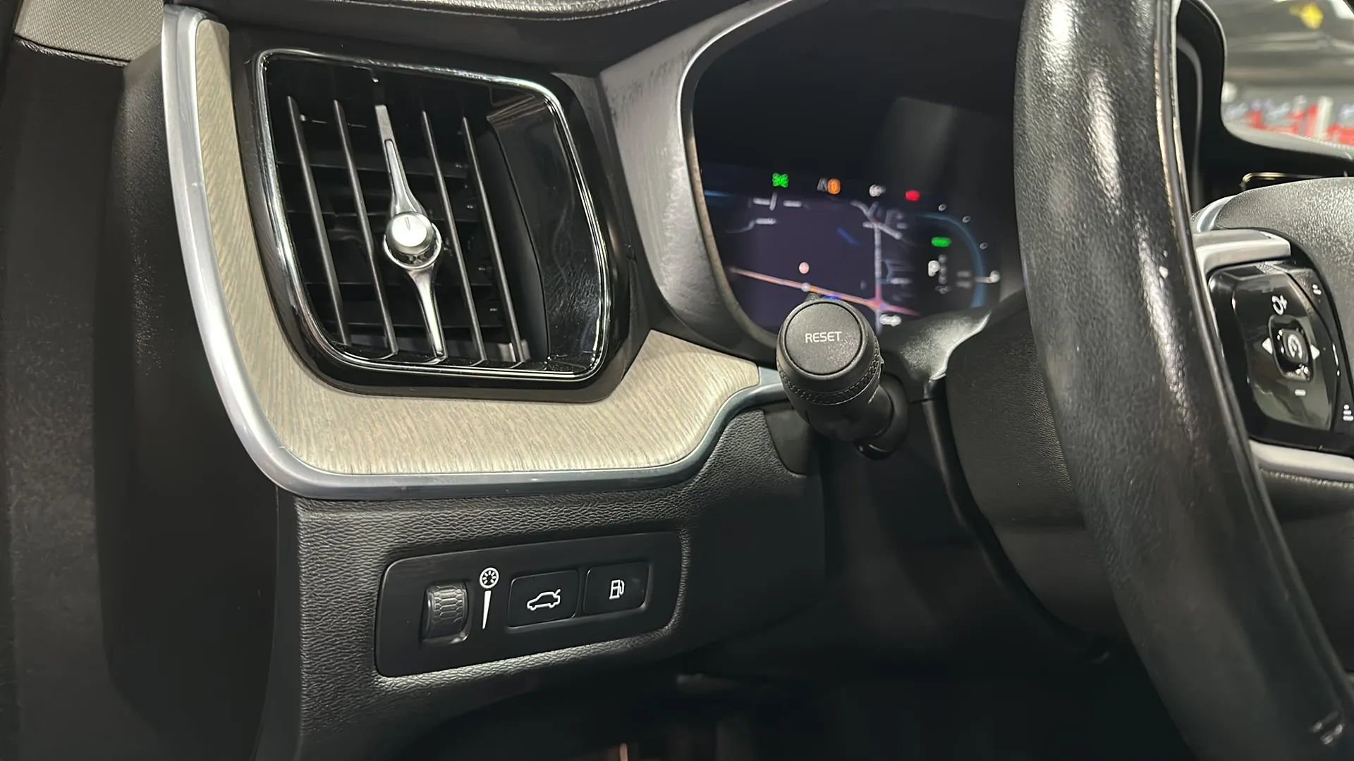 Used 2022 Volvo XC60 T8 Inscription w/ Advanced Package image 29