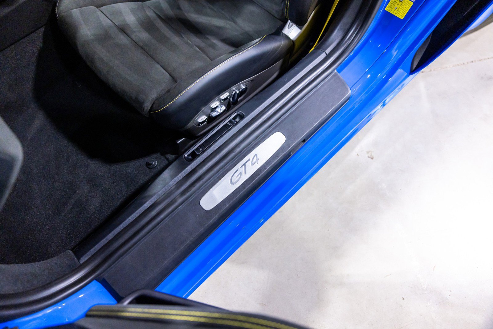 Used 2022 Porsche 718 Cayman GT4 RWD image 34