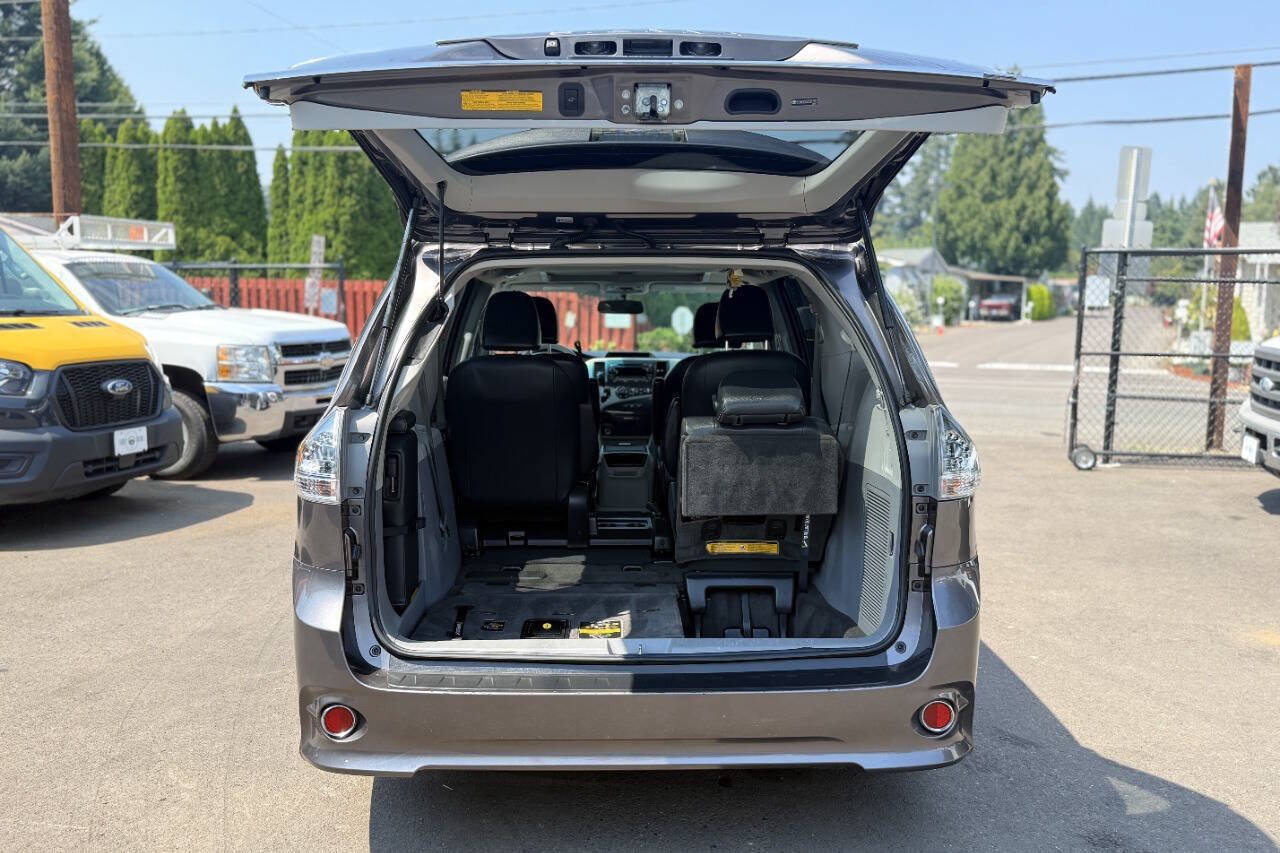 Used 2013 Toyota Sienna SE FWD image 8