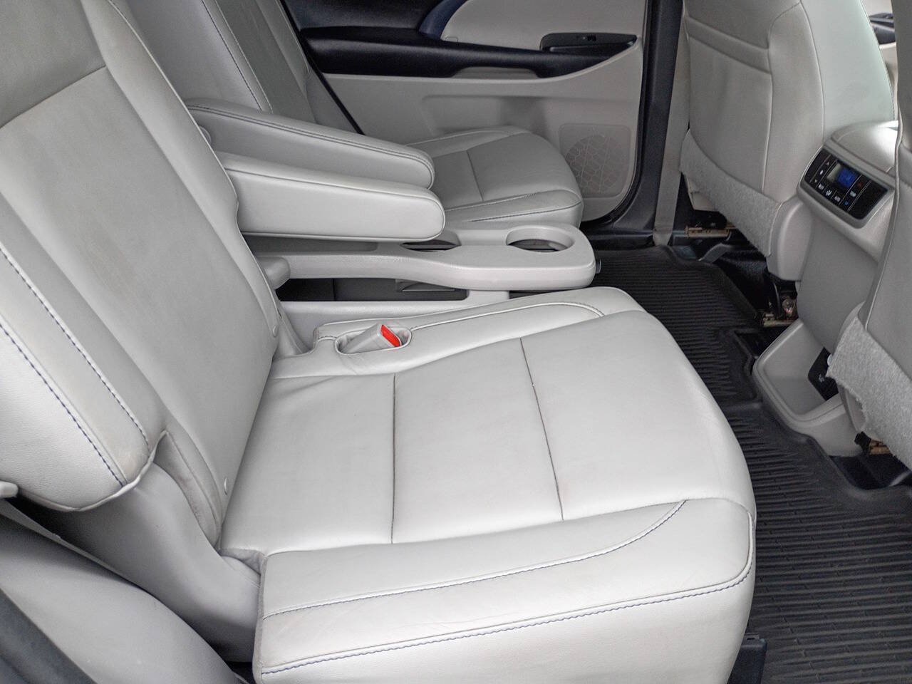 Used 2016 Toyota Highlander XLE AWD/4WD image 34