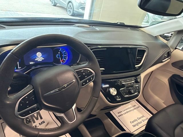 Used 2023 Chrysler Pacifica Touring-L FWD image 12