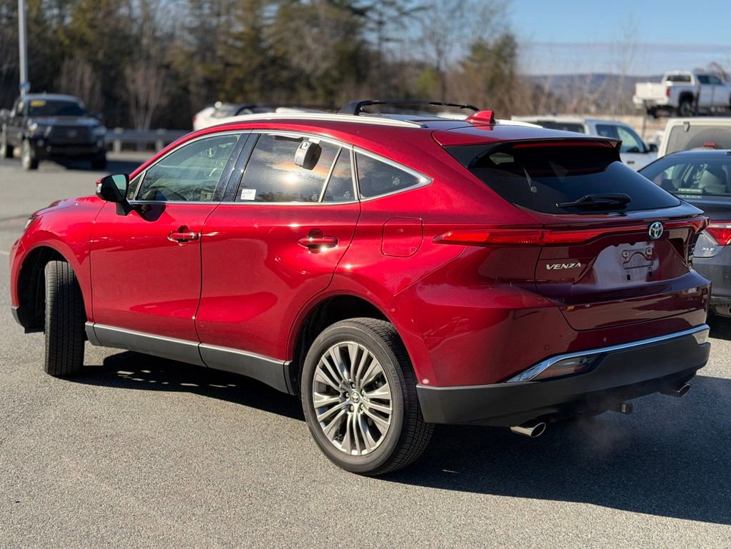 Used 2022 Toyota Venza XLE image 3