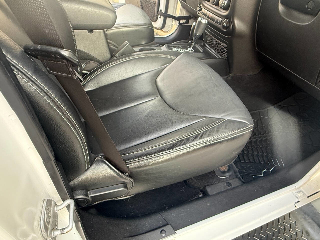 Used 2013 Jeep Wrangler Unlimited Sahara w/ Connectivity Group image 25