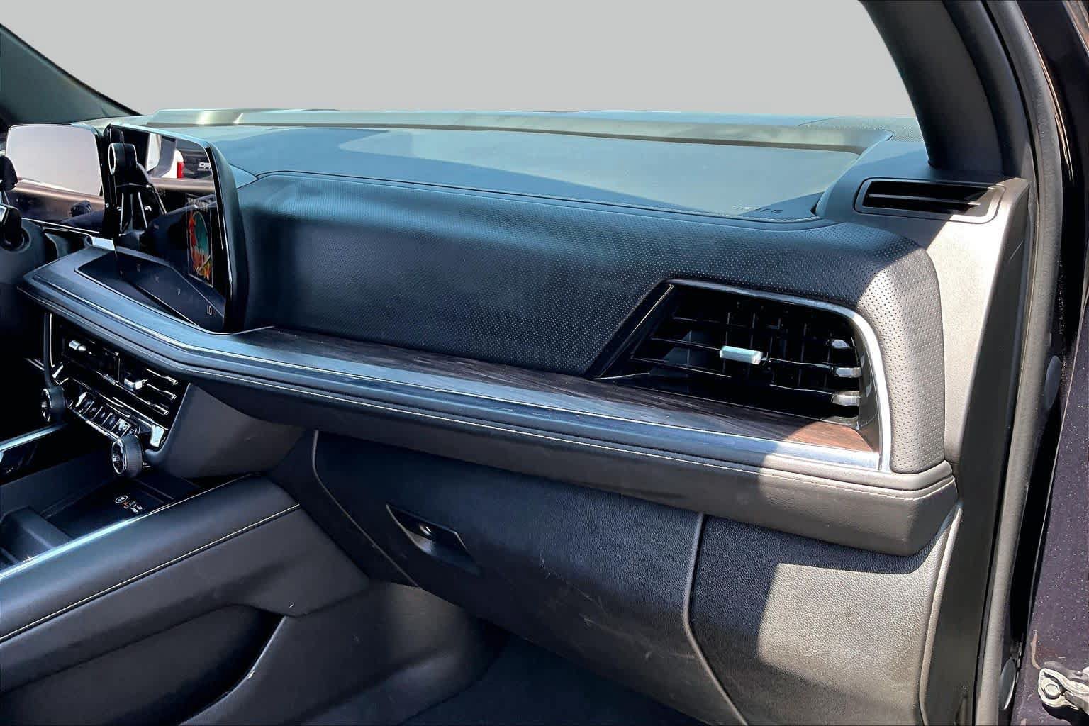 Used 2025 Chevrolet Tahoe Premier AWD/4WD image 19