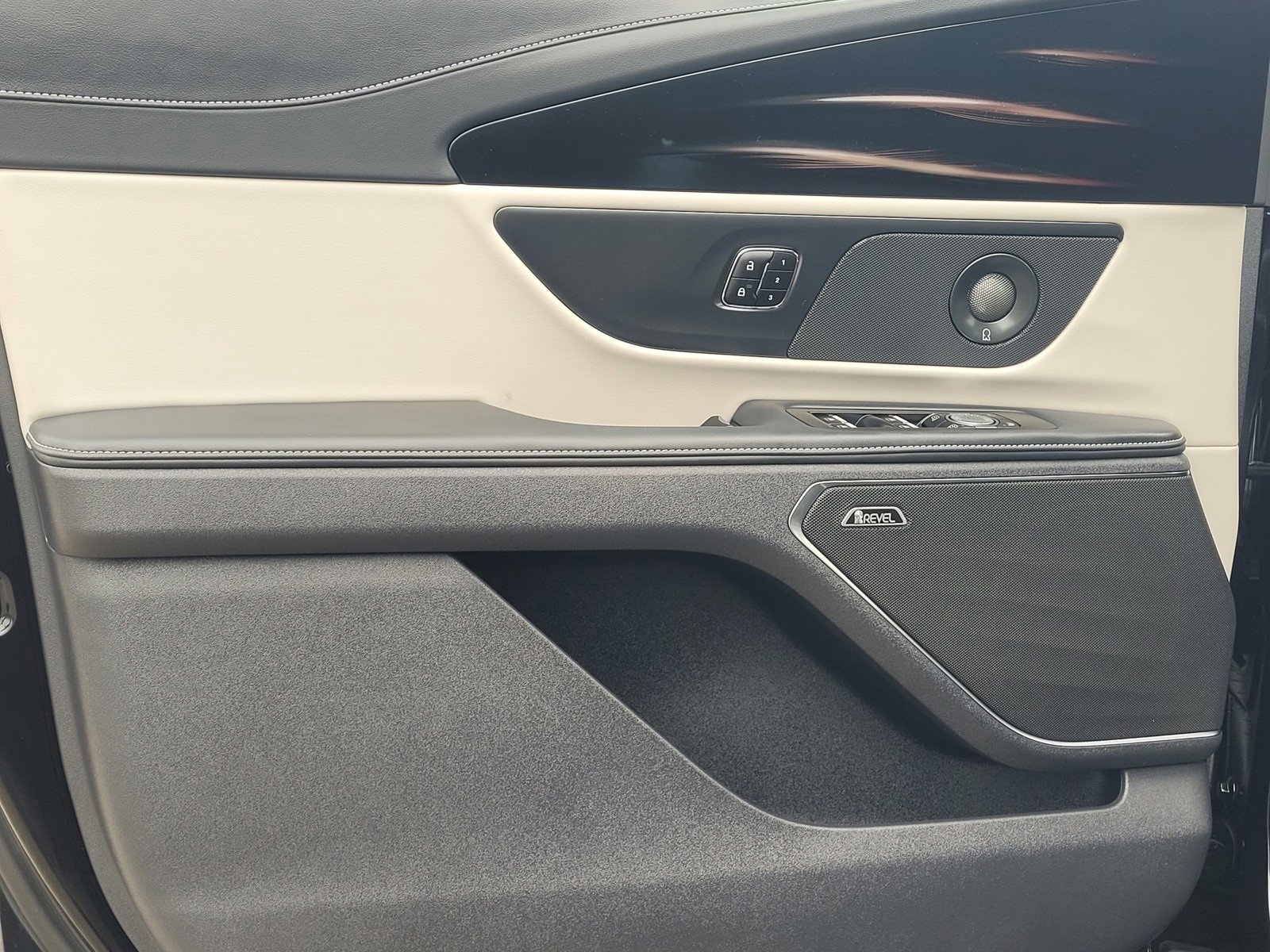 New 2025 Lincoln Nautilus Reserve image 10