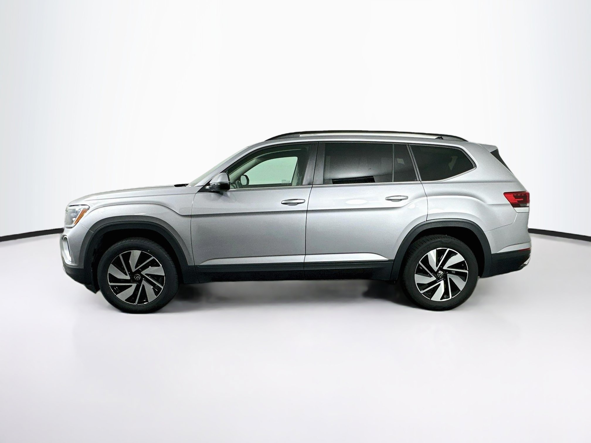 Used 2025 Volkswagen Atlas SE FWD image 4