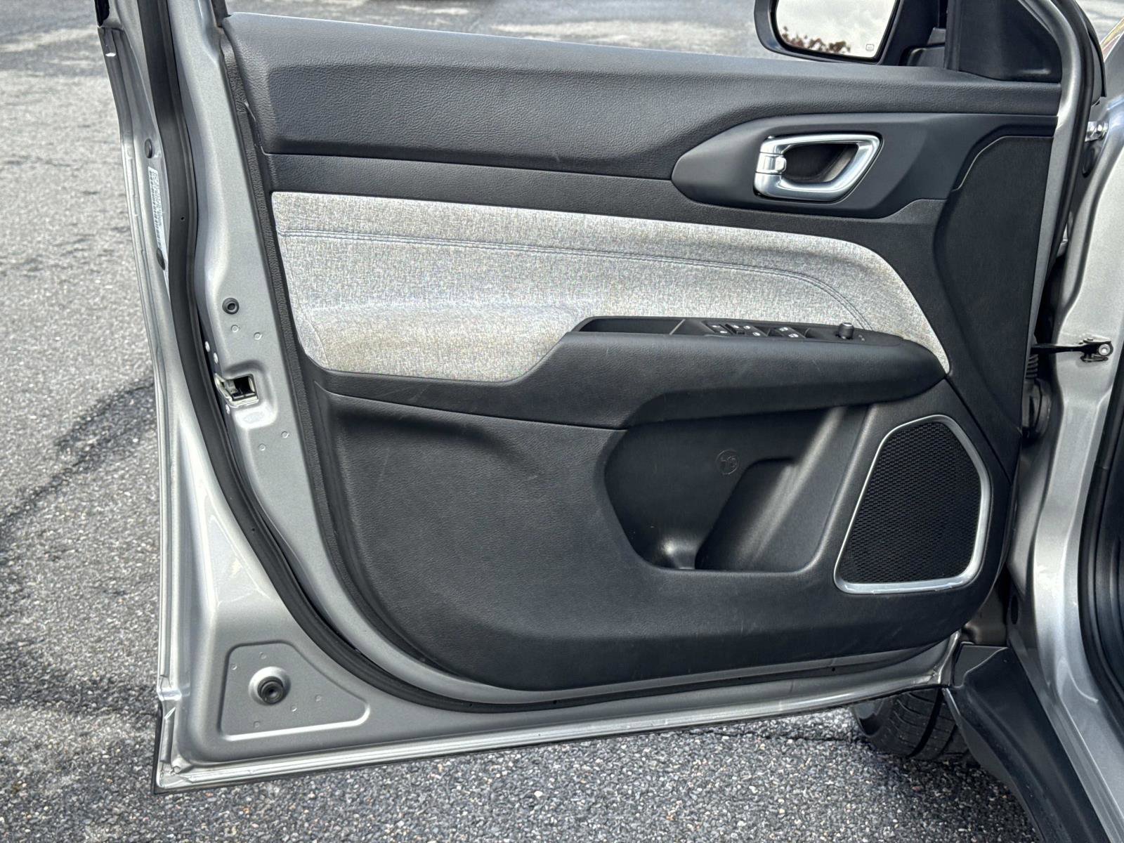 Used 2023 Jeep Compass Sport image 17