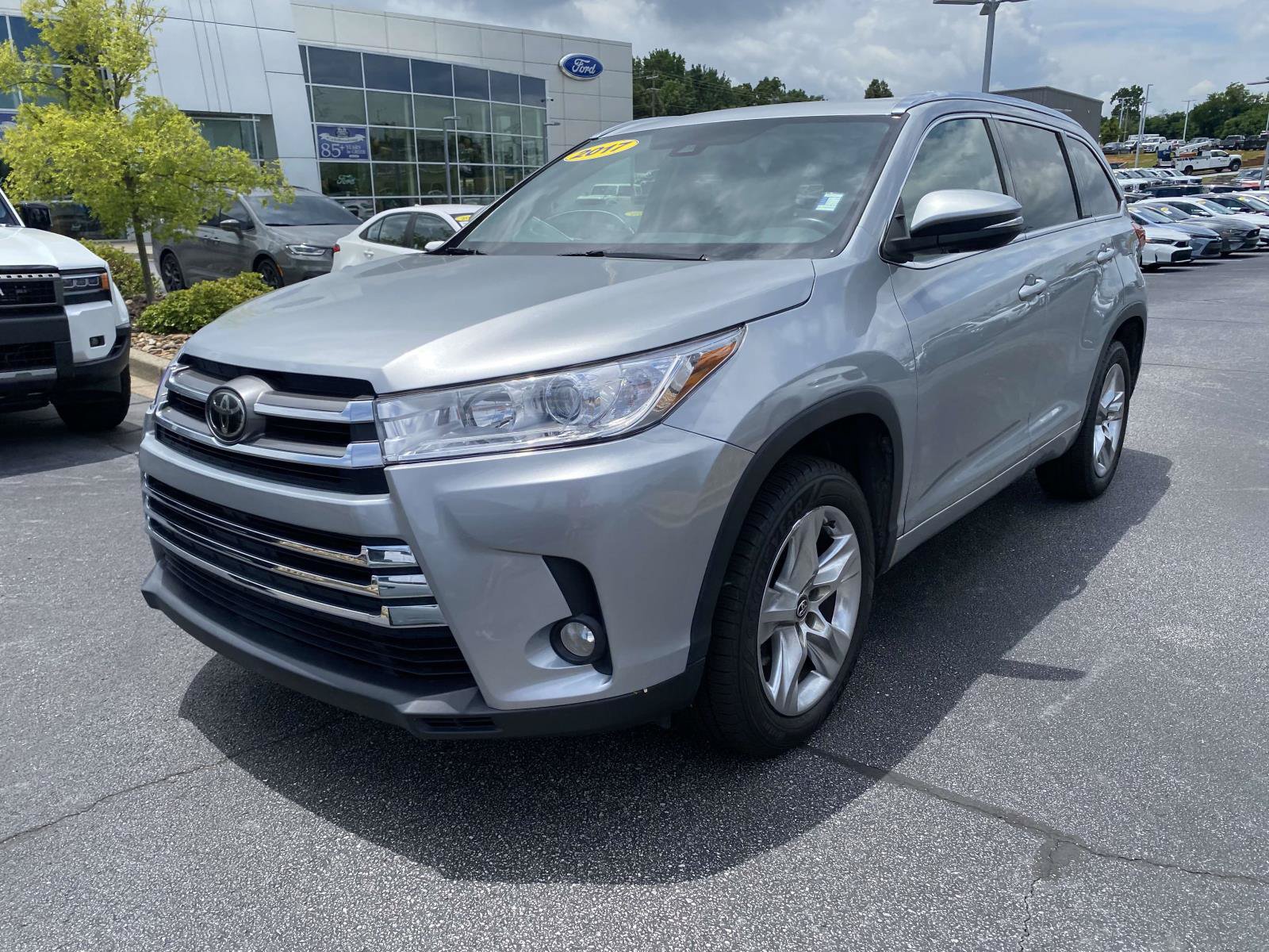 Used 2017 Toyota Highlander Limited FWD image 3