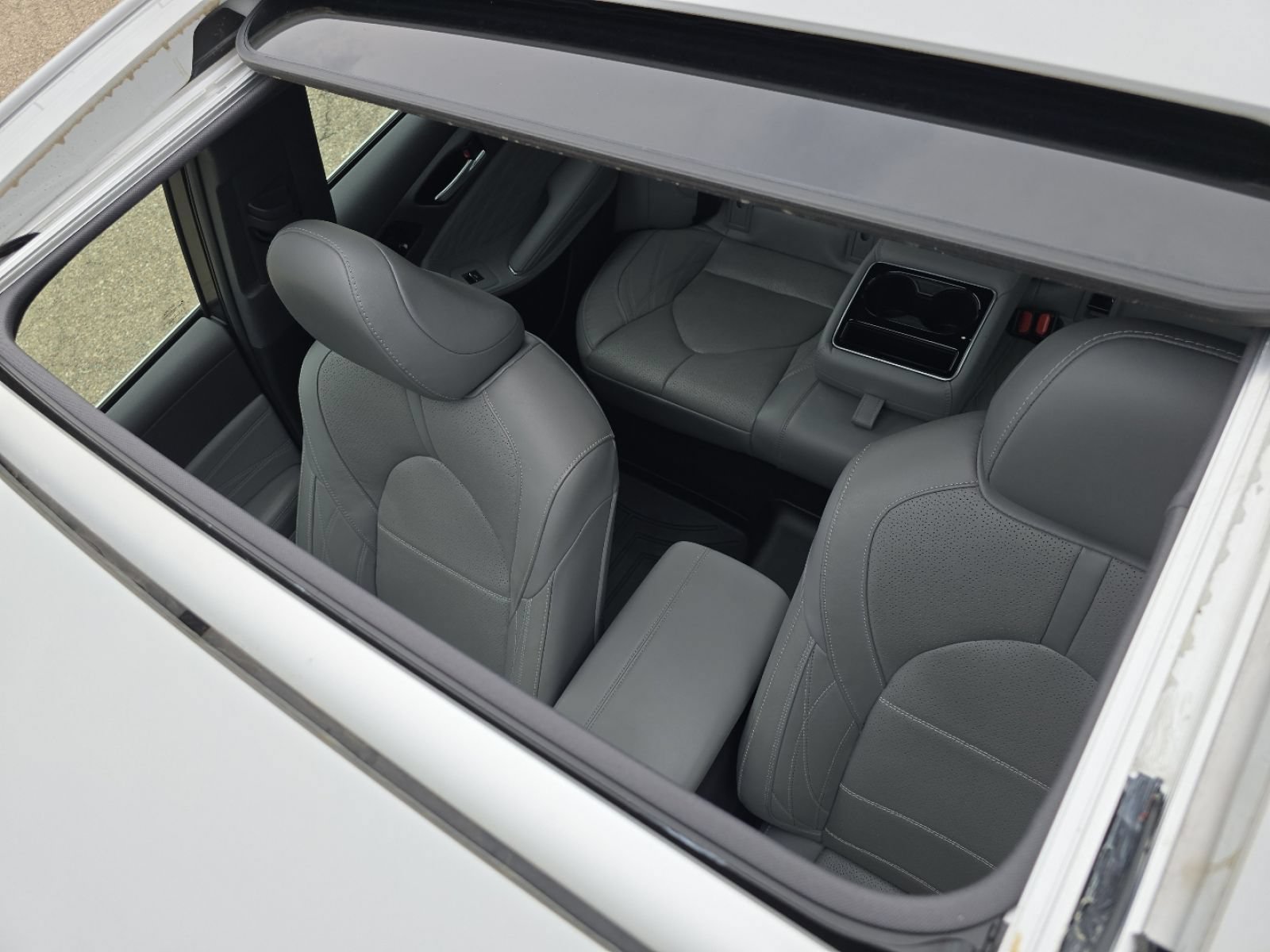 Used 2022 Toyota Avalon Limited w/ Advanced Safety Package FWD image 3