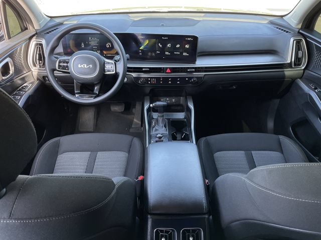 Used 2025 Kia Sorento LX FWD image 9