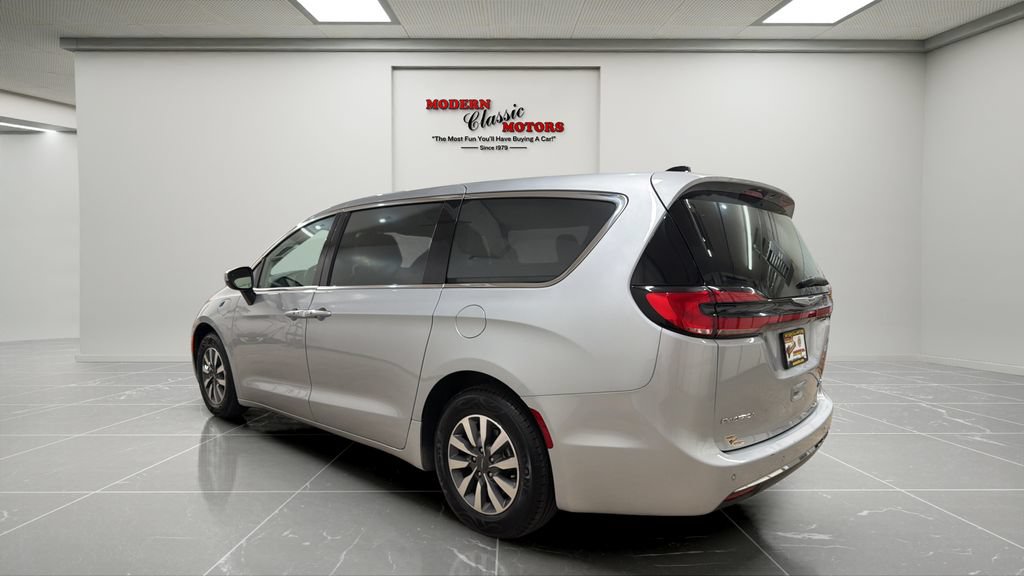Used 2023 Chrysler Pacifica Touring-L FWD image 3