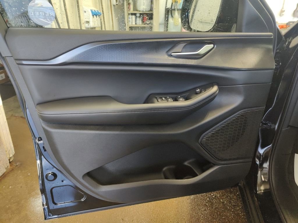 New 2025 Jeep Grand Cherokee Altitude image 18