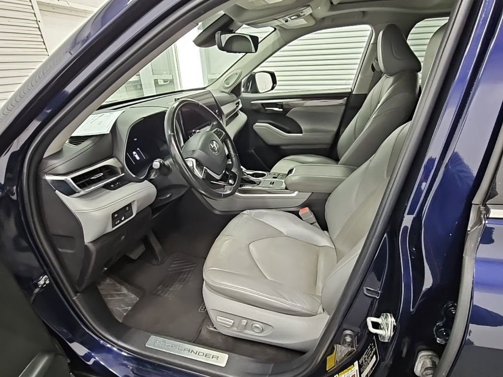 Used 2023 Toyota Highlander Limited image 11