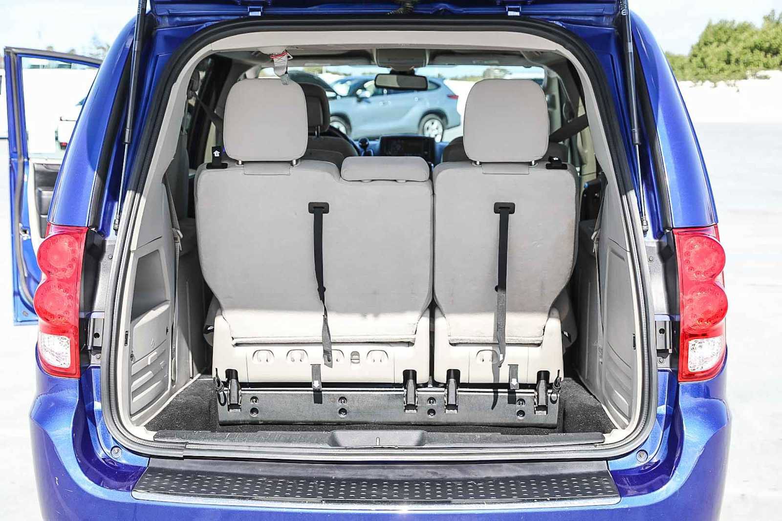 Used 2019 Dodge Grand Caravan SE w/ UConnect Hands-Free Group image 27