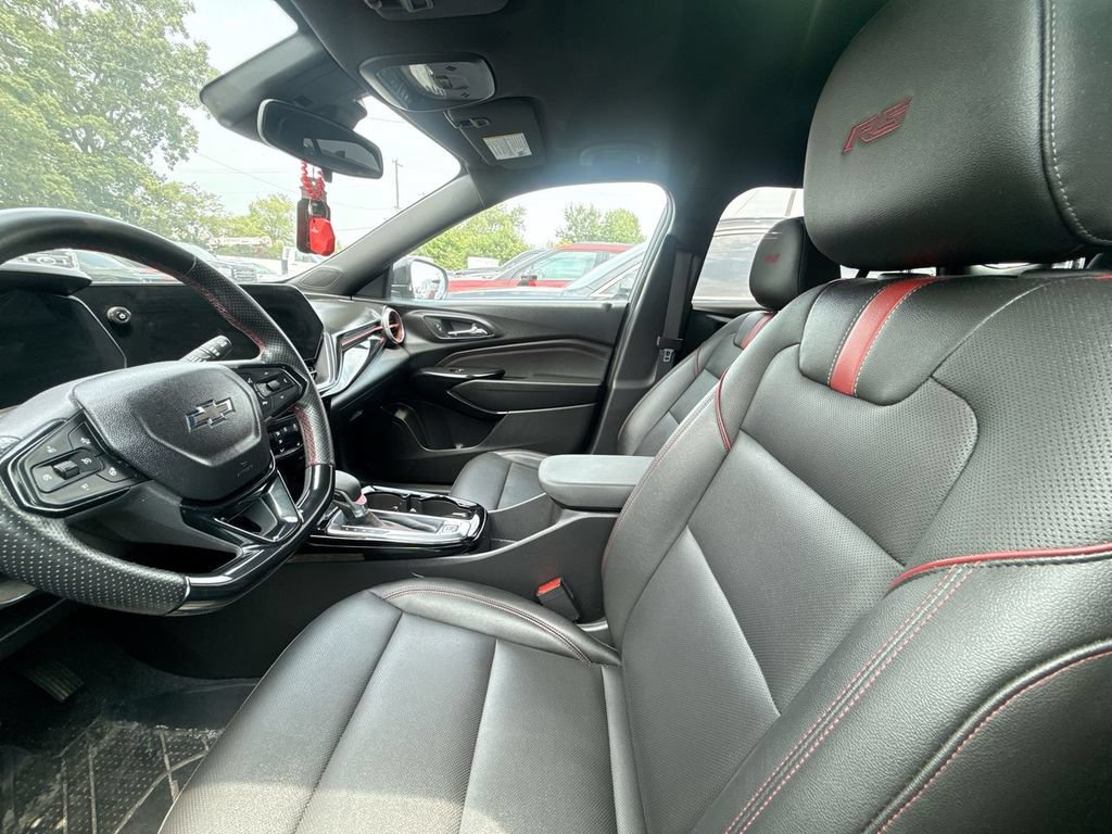 Used 2025 Chevrolet Trax RS w/ Driver Confidence Package FWD image 9