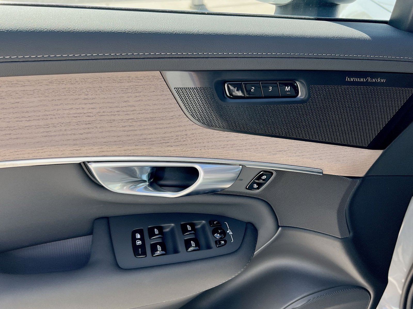 New 2026 Volvo XC90 B6 Plus w/ Protection Package Premier image 15