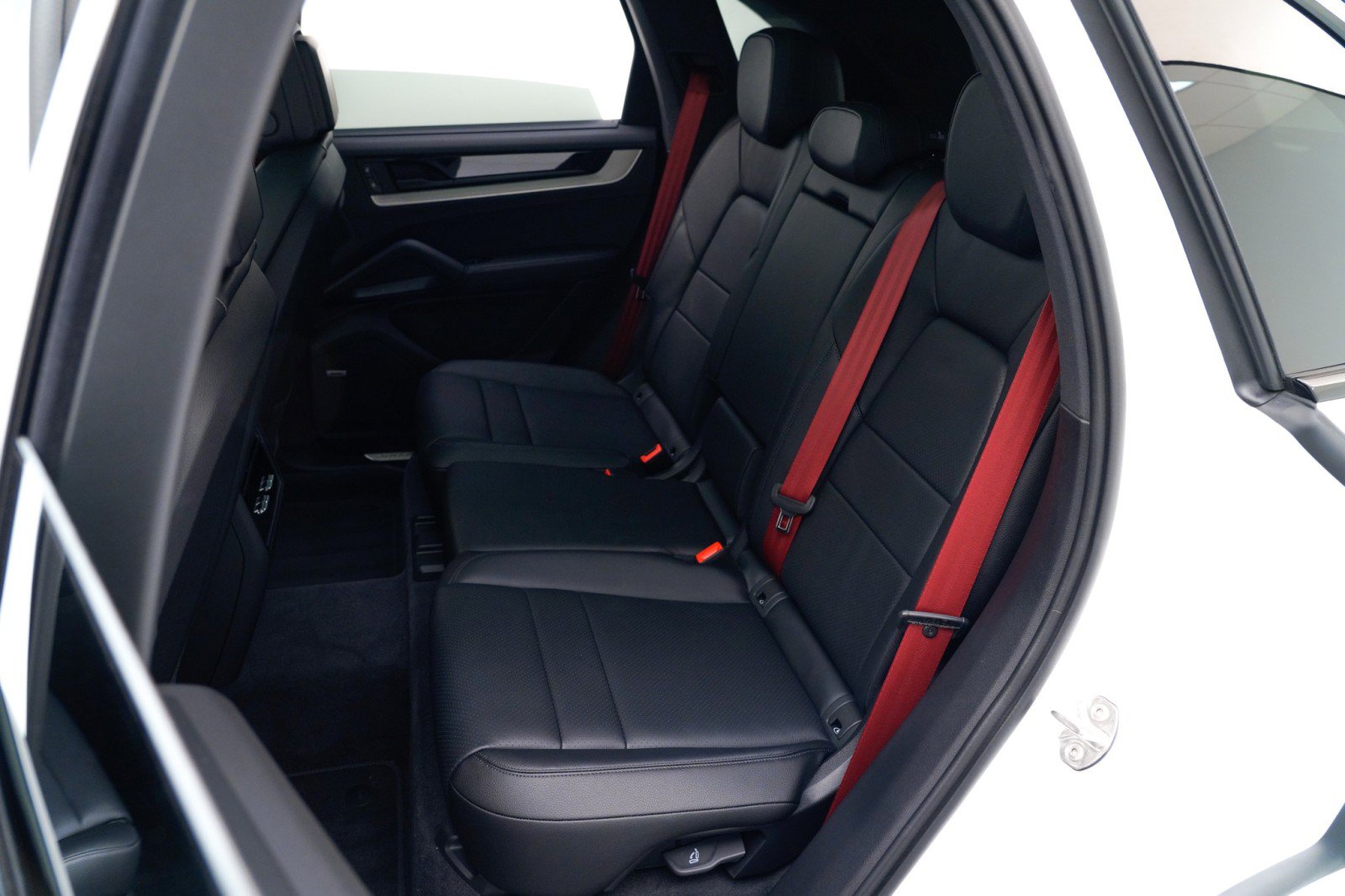 Used 2025 Porsche Cayenne S image 32