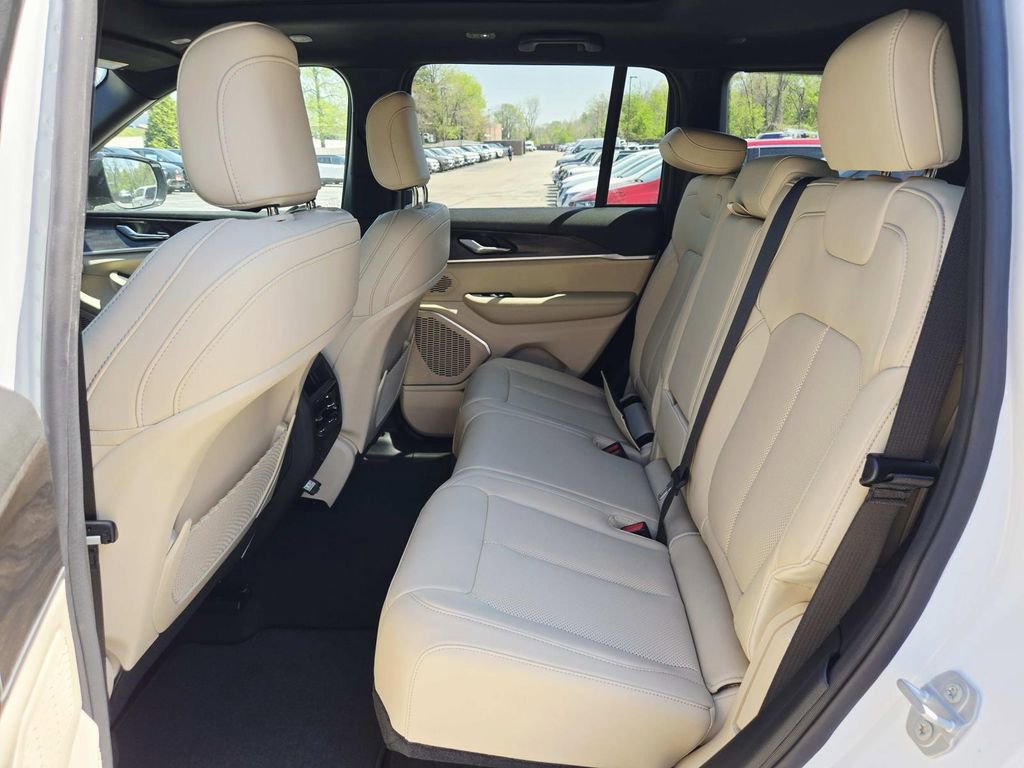 New 2026 Jeep Grand Cherokee Limited w/ Luxury Tech Group II AWD/4WD image 13