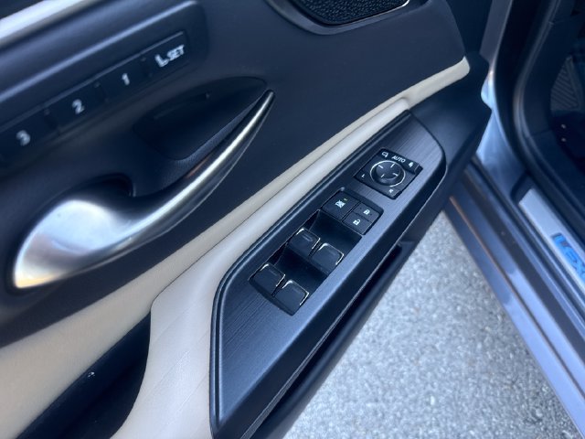 Used 2021 Lexus ES 300h Ultra Luxury w/ Accessory Package FWD image 11