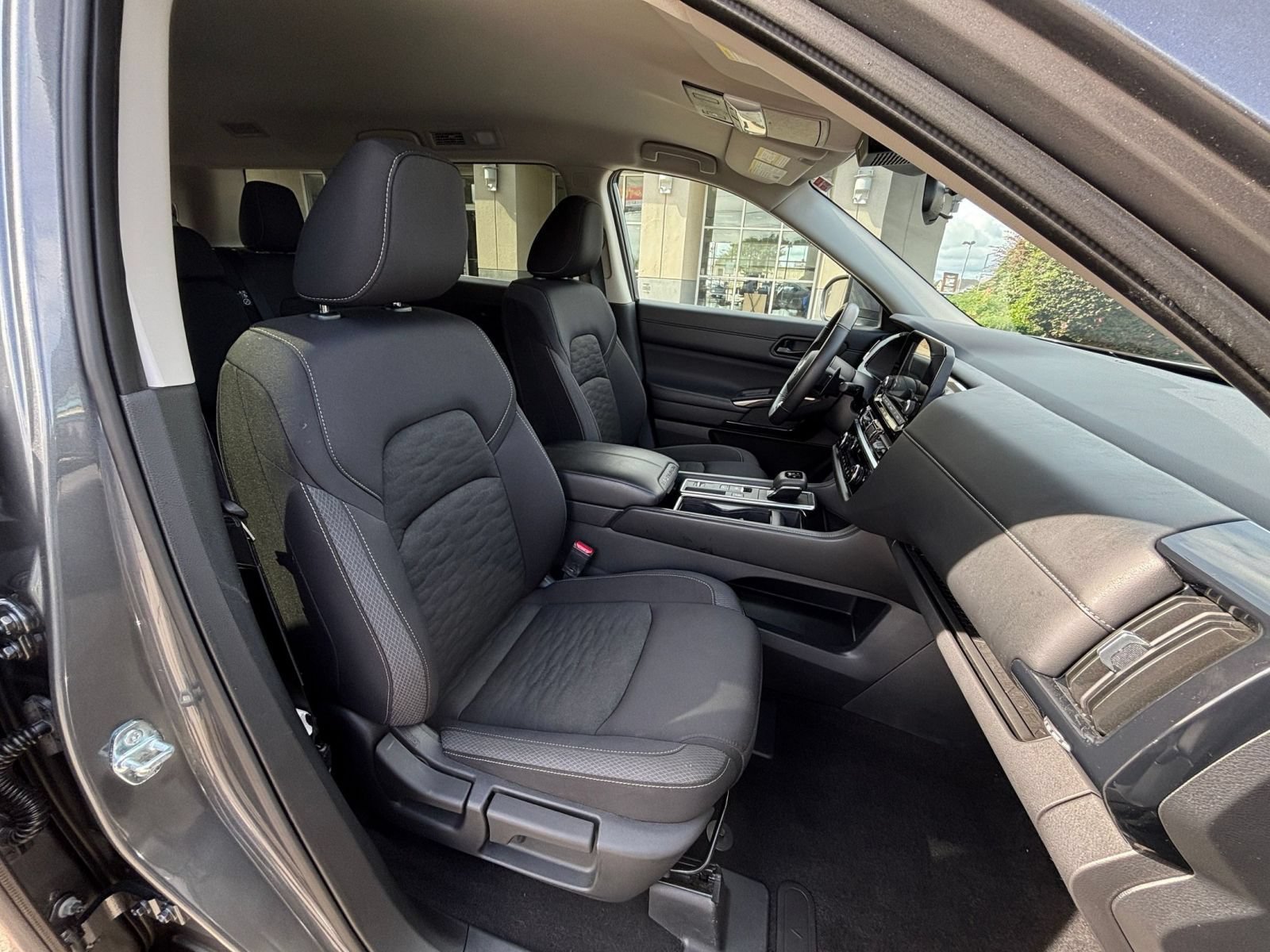 Used 2025 Nissan Pathfinder SV FWD image 39