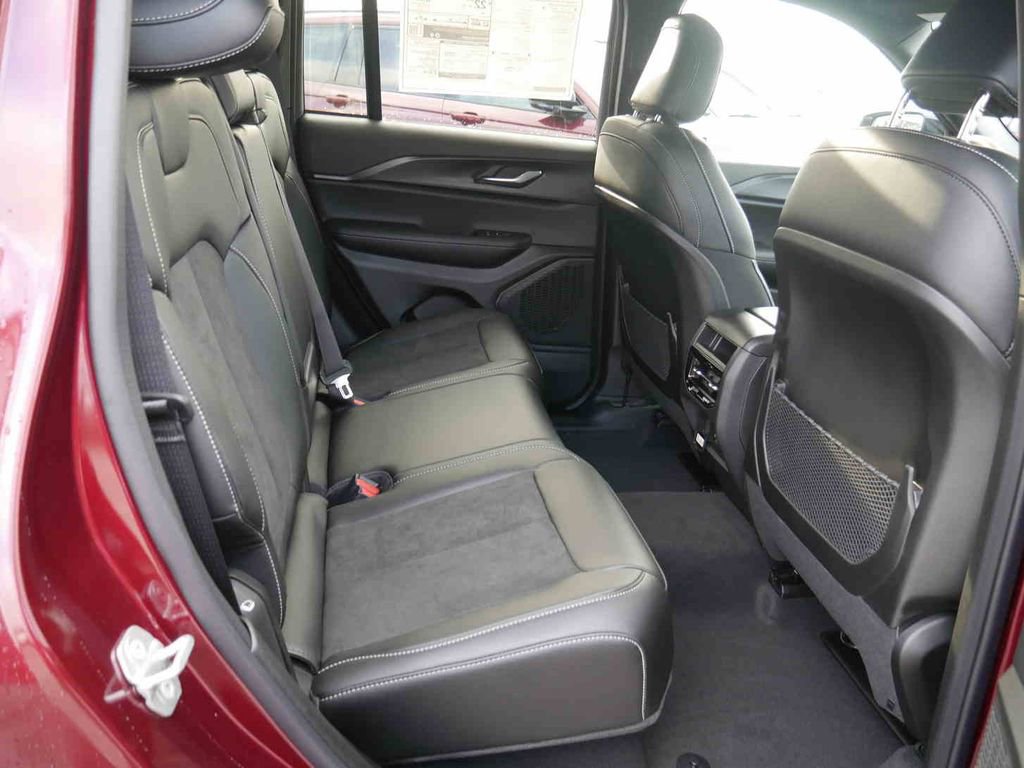 New 2025 Jeep Grand Cherokee Altitude image 21