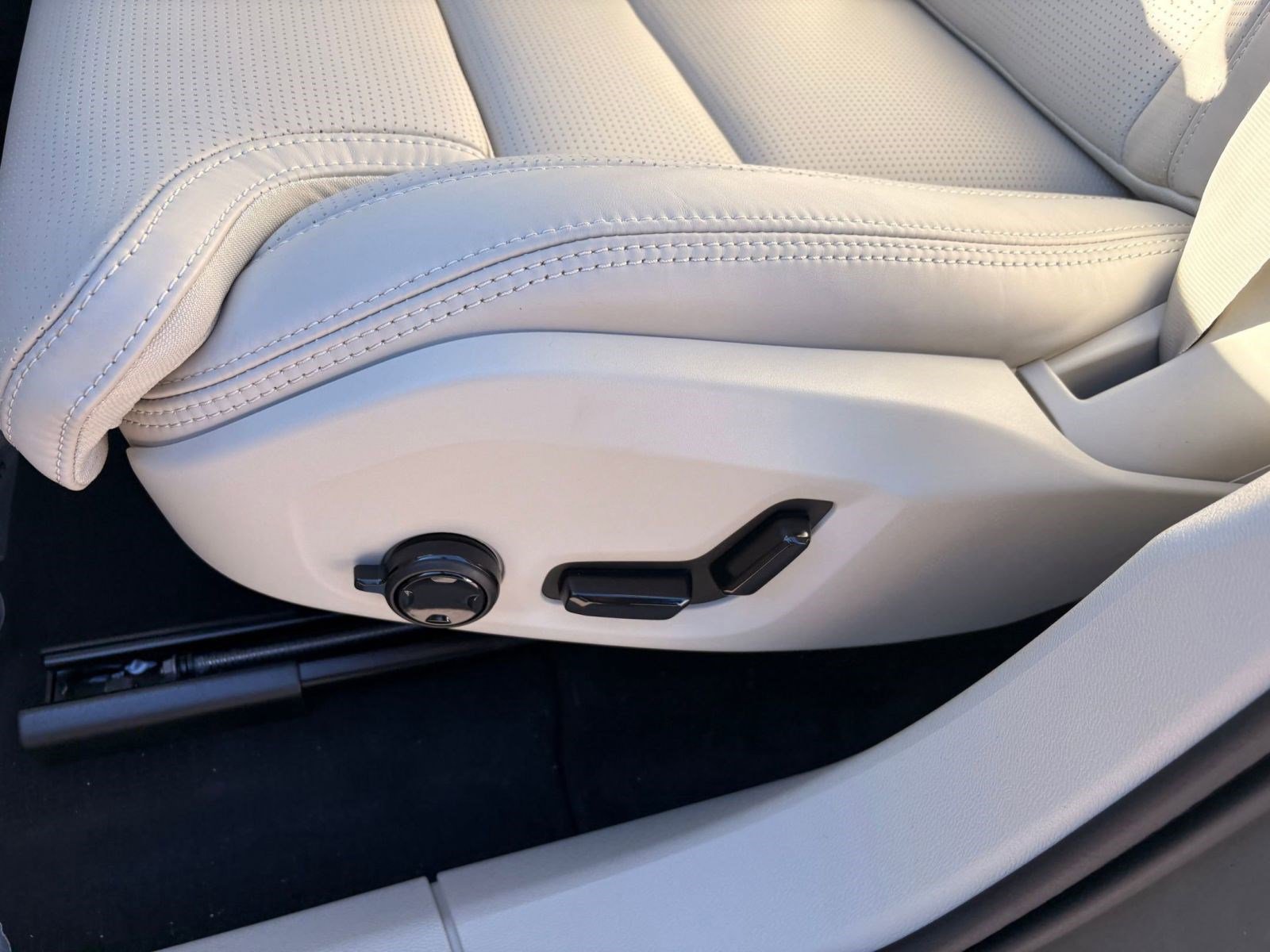 New 2026 Volvo XC60 B5 Ultra w/ Climate Package image 13