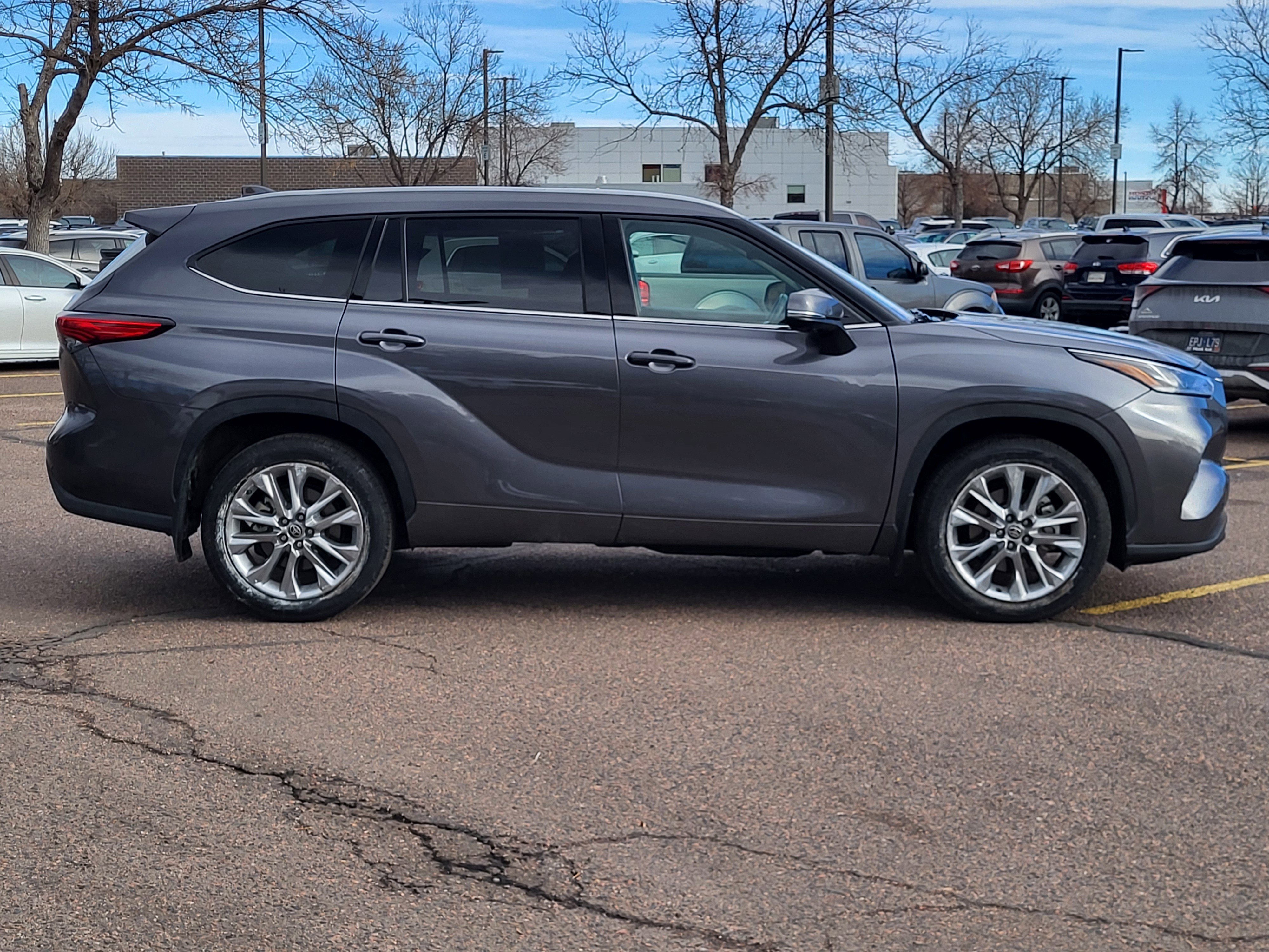 Used 2023 Toyota Highlander Limited image 2