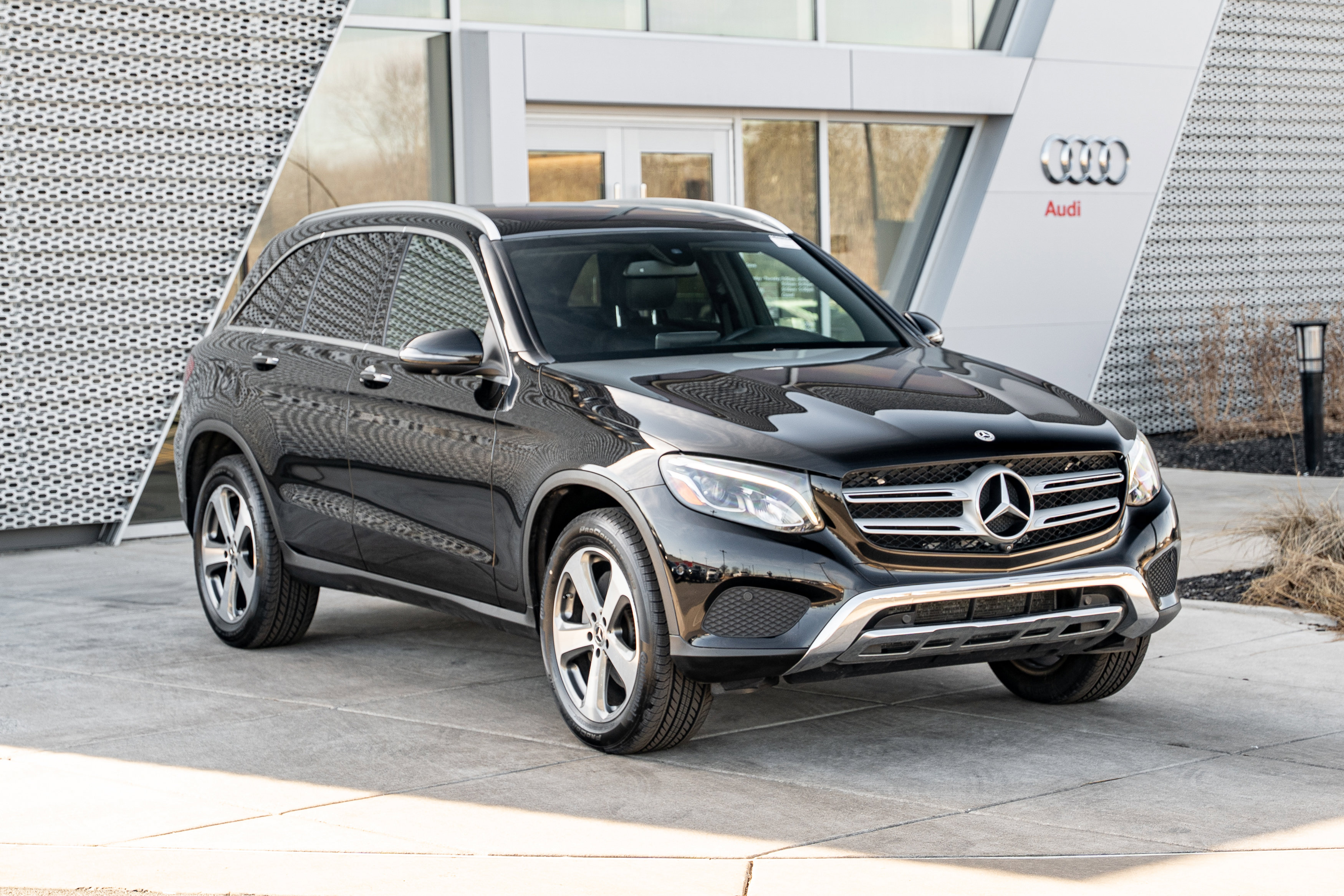 Used 2019 Mercedes-Benz GLC 300 4MATIC image 2