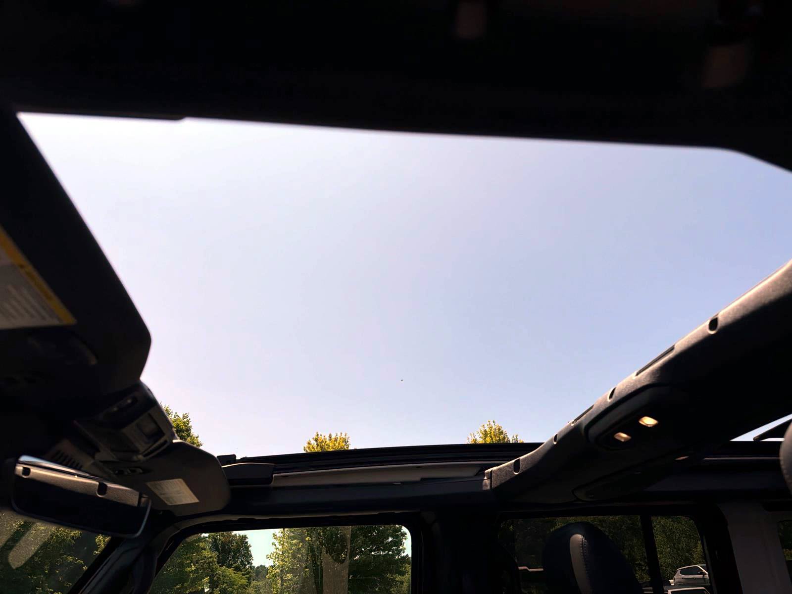 Used 2024 Jeep Wrangler Unlimited Sahara w/ Technology Group AWD/4WD image 7