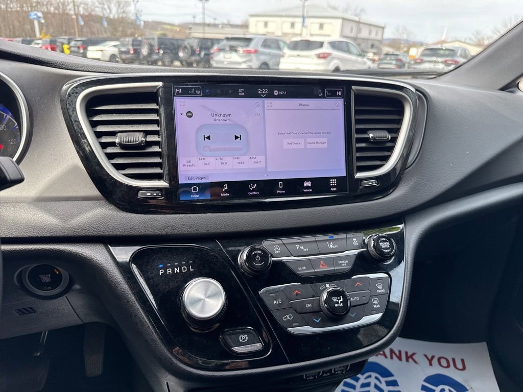 Used 2025 Chrysler Pacifica Select image 23