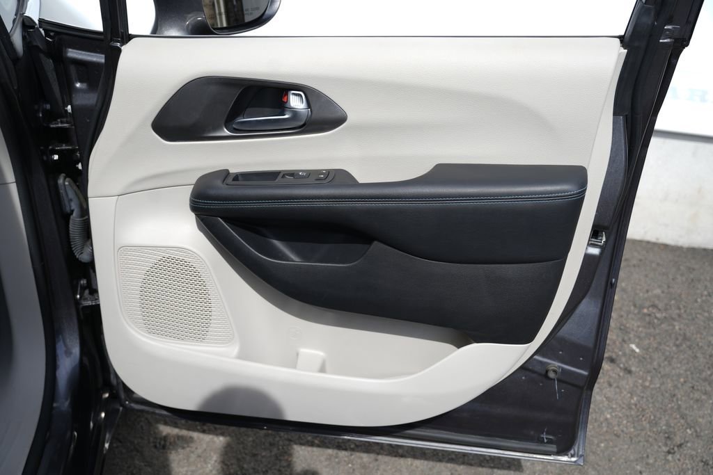 Used 2021 Chrysler Pacifica Touring image 29