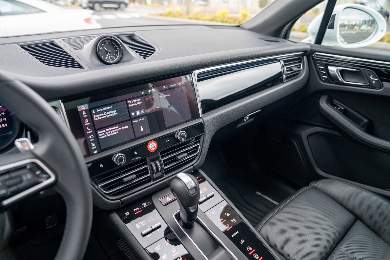 Certified 2025 Porsche Macan image 16