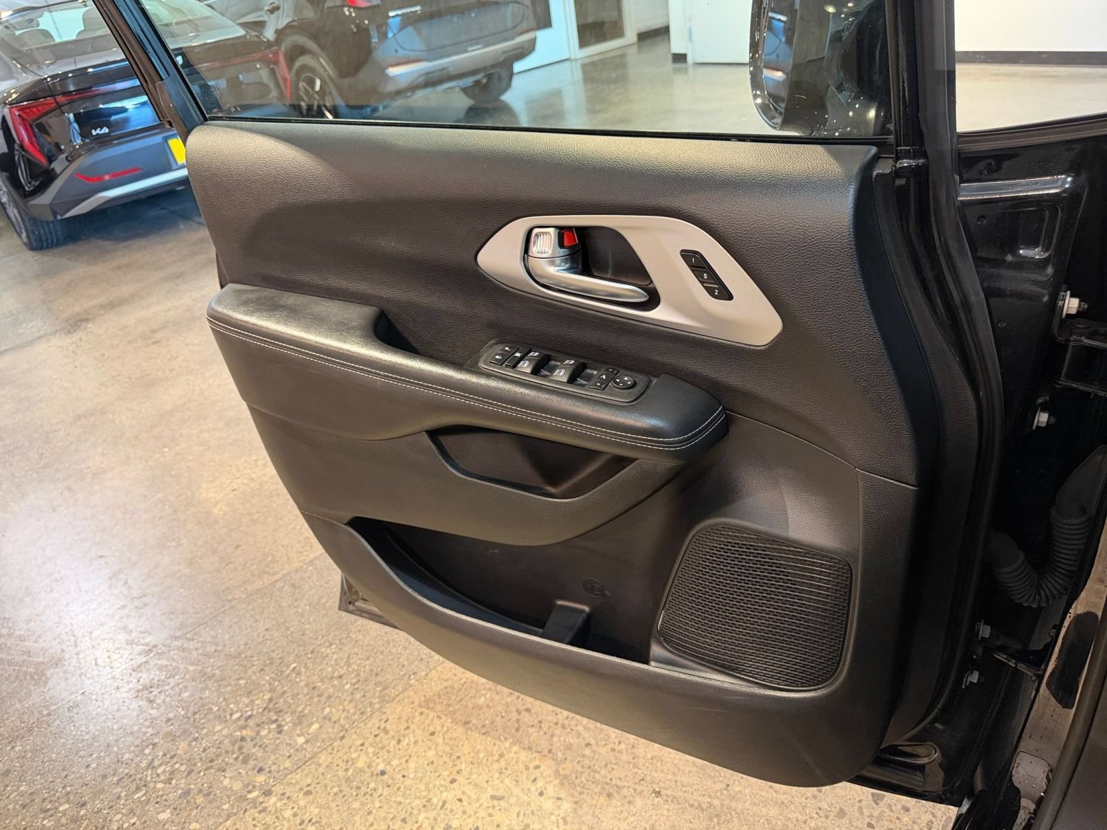 Used 2025 Chrysler Pacifica Limited FWD image 15