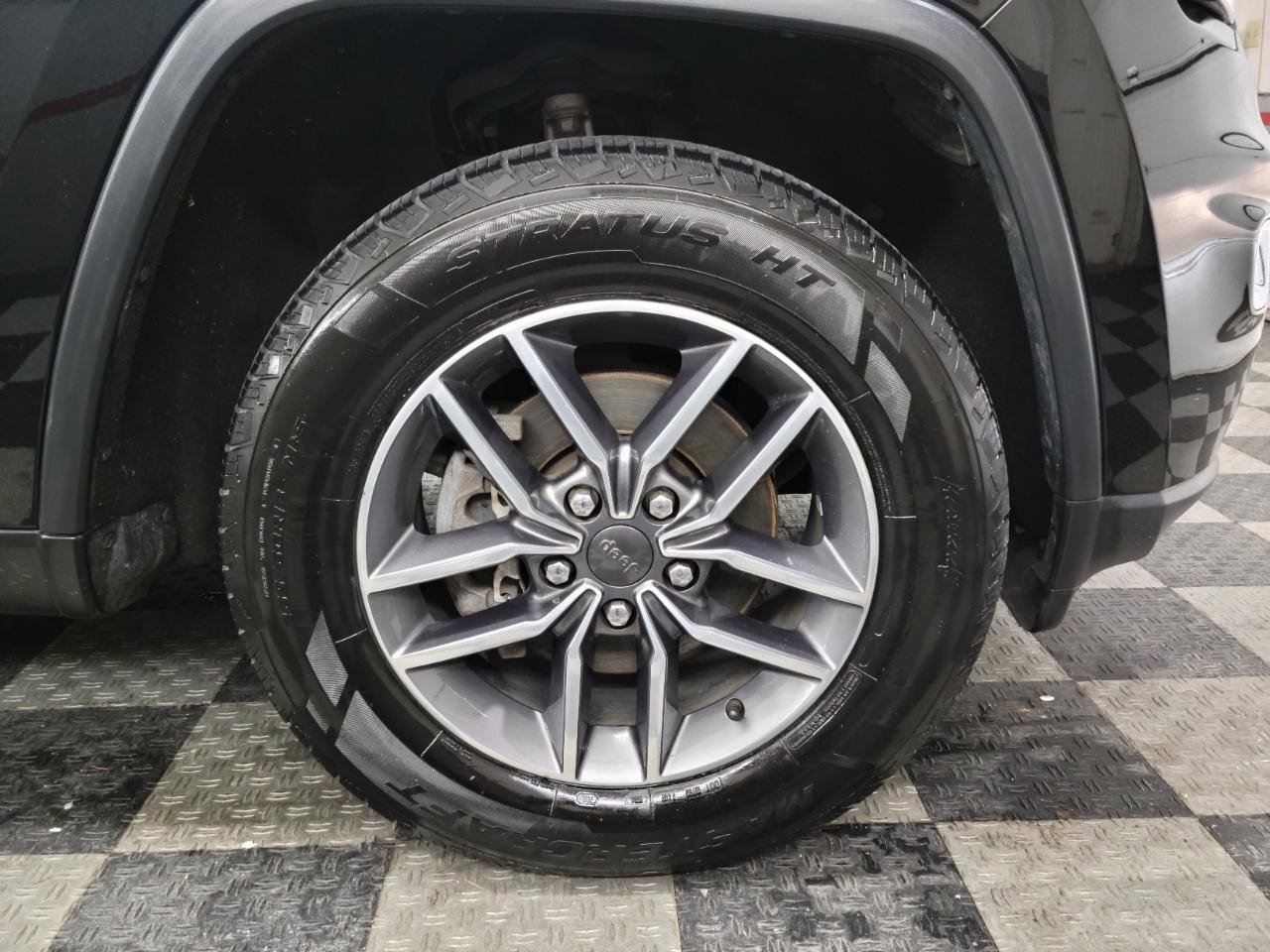 Used 2020 Jeep Grand Cherokee Laredo w/ 18" Wheel & 8.4" Radio Group AWD/4WD image 28