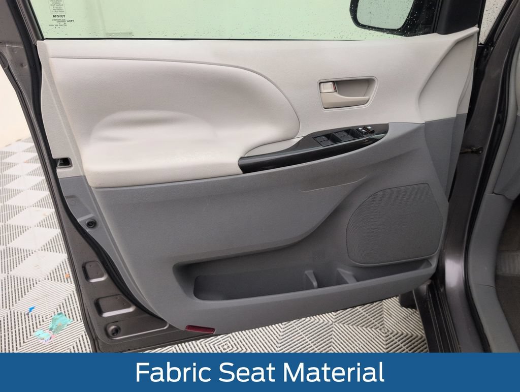 Used 2013 Toyota Sienna L FWD image 31
