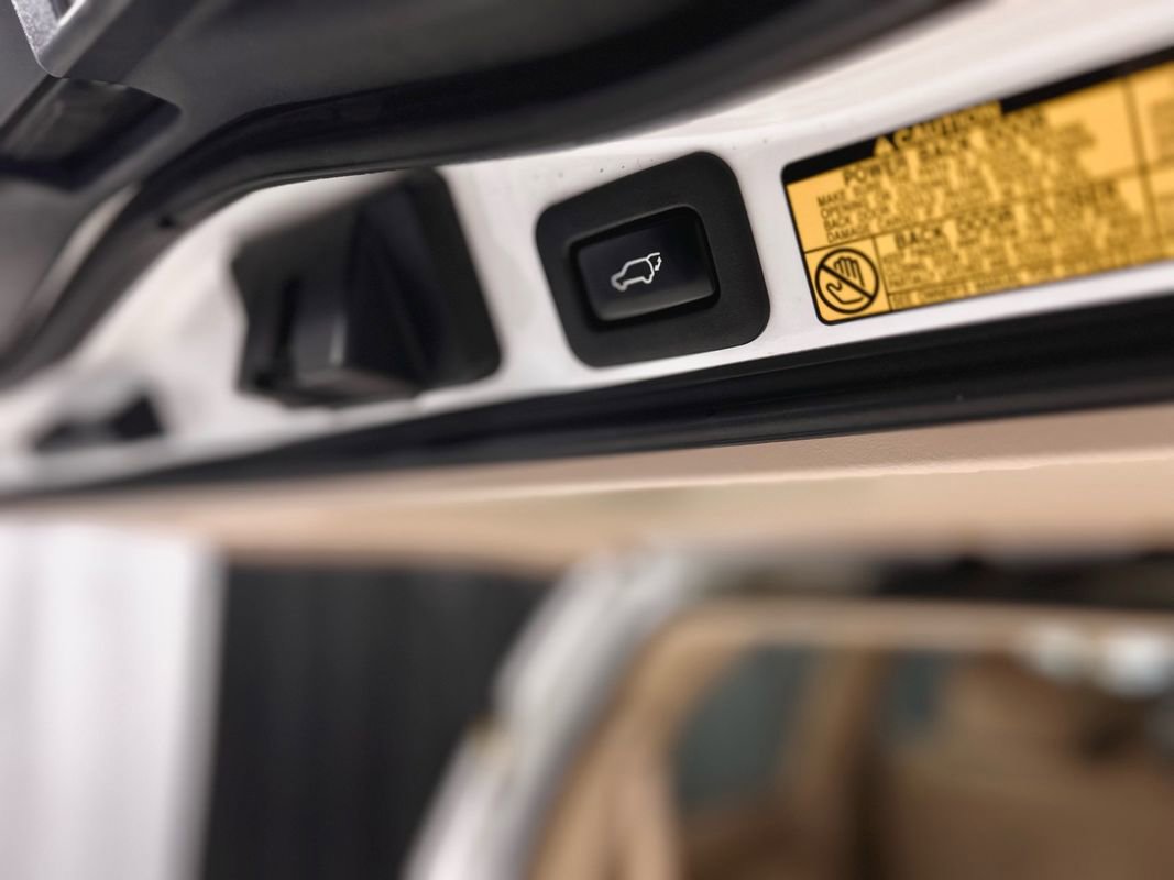 Used 2013 Lexus LX 570 4WD w/ Luxury Pkg image 48